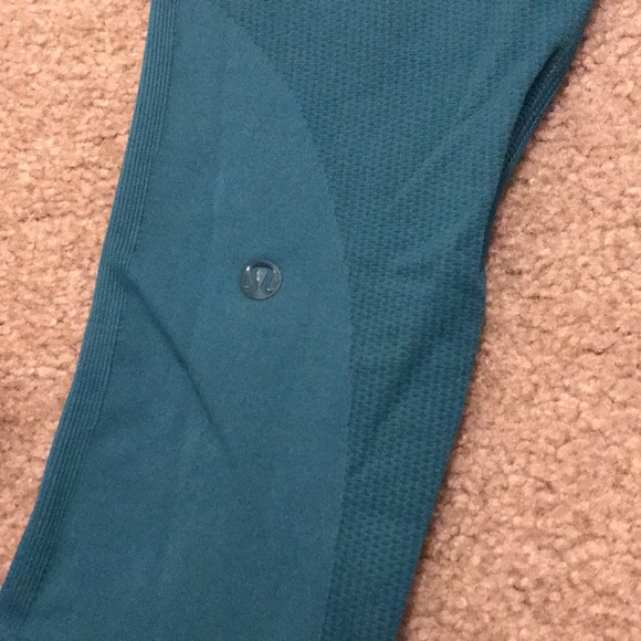 Lululemon Zone In crop - Picture 3 of 5